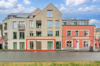 Instapklaar appartement te koop gelegen op het gelijkvloers van de recente Residentie Pont Albert, Pieter Deswartelaan 1A. Het appartement ligt vlakbij de Kaai, de tramhalte en op wandelafstand van de jachthaven en de Markt. Gemeenschappelijke fietsenberging in het gebouw. Verkoop onder registratierechten.Indeling:- inkomhal- leefruimte met open keuken- berging met aansluiting wasmachine- badkamer met inloopdouche en lavabo- ruime slaapkamer (16m2)Troeven:- A-label + vloerverwarming- gemeenschappelijke fietsenberging- WC en wasmachine op regenwater- mogelijkheid tot aankopen van een garagebox à 35.000 EUR op wandelafstand van het appartementBent u op zoek naar een instapklaar appartement of een investering? Aarzel niet ons te contacteren!Bestuursmaatregelen in het maatregelenregister: in aanvraag