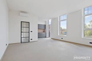 <p><span>Kom en ontdek dit prachtig gerenoveerde appartement op zaterdag 25 april tussen 10 en 14 uur!</span></p><p><span>Deze kleinschalige residentie werd van kop tot teen vernieuwd in 2026, met oog voor kwaliteit en modern wooncomfort. Het appartement bevindt zich op de eerste verdieping en biedt een aangenaam open zicht, wat bijdraagt aan een gevoel van ruimte en rust.</span></p><p><span>Dankzij de hoge plafonds geniet u van een overvloed aan natuurlijk licht, wat de leefruimte extra charme geeft. De ruime woonkamer sluit naadloos aan op de open, volledig ingerichte keuken ideaal voor hedendaags wonen.</span></p><p><span>Het appartement beschikt over twee volwaardige slaapkamers, een praktische berging, een apart toilet en een stijlvolle badkamer met een ruime instapdouche.</span></p><p><span>Met een gunstige EPC-score B en conforme elektriciteit is dit appartement bovendien energiezuinig en volledig instapklaar.</span></p><p><span>Extra troeven zijn de privatieve kelderberging, een carport én een private autostaanplaats.</span></p><p><span>Een ideale opportuniteit voor wie op zoek is naar een comfortabel en lichtrijk appartement in een kleinschalige residentie.</span></p><p><span> </span></p><p><span>Meer info of bezoek: <span>info@properrty-vastgoed.be</span></span><span> of 0476 46 12 87</span></p>