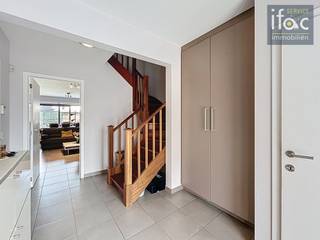 Prachtige energiezuinige woning te Moorsel (Tervuren). Gelijkvloers: inkomhal, apart toilet, vestiaire, woonkamer met open plan volledig...