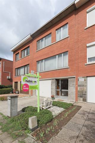 Ruime bel-étage in een rustig gelegen buurt doch centraal gelegen is op zoek naar u! Op de gelijkvloerse verdieping bevindt zich de ruime inkomhal...