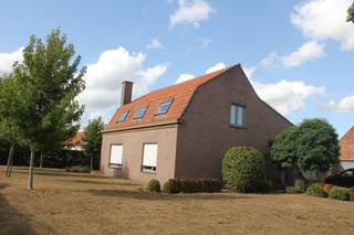 Hoeve te koop te Aalter (Bellem) op 2,94 ha met zeer mooie ligging<br />Momenteel nog actief melkveebedrijf met vergunning voor 145 runderen.