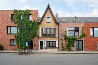 Deze te renoveren gezinswoning geniet van een gunstige ligging in Gent, vlakbij het Dracunaplein met openluchtaccommodatie, waaronder een looppiste en voetbalterrein. Ook de Wondelgemse Meersen bevinden zich in de nabije omgeving, ideaal voor wie houdt van wandelen, fietsen en ontspanning in het groen.<br /><br />Daarnaast is er een vlotte verbinding met het openbaar vervoer en bevindt de fietsring van Gent zich vlakbij. Op wandelafstand vindt u diverse winkels, scholen en andere dagelijkse voorzieningen.<br /><br />Indeling :<br /><br />Op het gelijkvloers beschikt de woning over een ruime woonkamer, een eetruimte, een keuken en een badkamer.<br />Op de eerste verdieping bevinden zich twee ruime slaapkamers. Via de trap bereikt u de tweede verdieping, waar zich een derde slaapkamer en een praktische bergruimte/zolderruimte bevinden.<br /><br />De woning beschikt bovendien over een kelder, wat zorgt voor extra praktische bergruimte.<br /><br />Achteraan geniet u van een aangename tuin, ideaal om in alle rust te ontspannen of gezellig buiten te vertoeven.<br /><br />Troeven :<br />- 3 slaapkamers<br />- Kelder<br />- Extra bergruimte/zolderruimte<br />- Nabij Dracunaplein en Wondelgemse Meersen<br />- Vlotte verbinding met fietsring en openbaar vervoer<br />- Winkels, scholen en voorzieningen op wandelafstand<br /><br />Garagebox optioneel bij aan te kopen voor € 30.000,00.<br /><br />Beschikbaar bij akte!<br /><br />Interesse? Contacteer Top Vastgoed voor een bezoek : 0475 700 700.