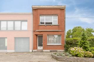 Bent u op zoek naar een huis met veel potentieel? Dan is dit huis te koop in Borsbeek wellicht iets voor u! Hoewel u zich bevindt in een rustige straat, woont u vlakbij het bruisende centrum van Borsbeek. Dit pand biedt de gezellige, gemoedelijke sfeer van een dorp en een uitstekende bereikbaarheid. Binnen slechts 5min bevindt u zich midden in het groen, terwijl 't stad vlot en snel bereikbaar is via de nabijgelegen invalswegen. Indeling van het huis: - Gelijkvloers: Langs de inkomhal kom je in een lichte en ruime leefruimte met aansluitend de keuken, een badkamer en een gezellige veranda die toegang biedt tot de tuin. - Eerste verdieping: Een nachthal die toegang verleent tot twee ruime slaapkamers met veel natuurlijk licht. - Ondergronds: Een kelder van +-25m², ideaal als extra stockageruimte. Het potentieel van dit vastgoed is groot. Dit huis beschikt over een diepe tuin van +-160m². Aan de achterzijde kijkt u uit op een rustgevende muur van groen, waardoor u geniet van maximale privacy. Dankzij deze troeven is dit huis het ideale project voor wie een woning volledig naar eigen smaak wil renoveren of strategisch wil investeren in vastgoed. Bent u geïnteresseerd in dit vastgoed te koop in Borsbeek? Aarzel dan niet om ons te contacteren. Het Dewaele vastgoedkantoor van Deurne aan de Turnhoutsebaan staat graag tot uw dienst. Had u graag een gratis schatting van uw eigendom? Bel ons voor een vrijblijvend gesprek op 03/666.66.66 of mail naar deurne@dewaele.comEPC: 793 kWh/m²EPC: Dit pand is onderworpen aan de renovatieverplichting van de Vlaamse overheid voor residentiële gebouwen (behoudens bij sloop binnen 5 jaar na de aankoop). Consulteer voor meer informatie de website van het Vlaams Energie- en Klimaatagentschap via https://www.vlaanderen.be/een-woning-kopen/renovatieverplichting-voor-residentiele-gebouwenBestuursmaatregelen in het maatregelenregister: nee