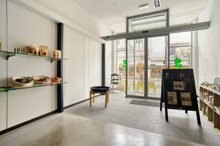 Handelspand te koop in het bruisende winkelcentrum van Roeselare, gelegen in de welbekende Ooststraat. Dit veelzijdige bedrijfsvastgoed combineert een uitstekende commerciële ligging met een direct rendement dankzij het reeds verhuurde appartement.<br /><br />Het pand is uitstekend gelegen in het centrum van Roeselare, omringd door gevestigde namen zoals River Woods, Brooklyn en Liu Jo. Dankzij de secundaire toegang via de Delaerestraat is toelevering aan de achterzijde van het pand zeer eenvoudig en vlot bereikbaar.<br /><br />Handelspand te koop met een totale oppervlakte van ca. 170 m², als volgt ingedeeld:<br /><br />Handelsruimte:<br /><br />- Gelijkvloerse winkelruimte met een gevelbreedte van ca. 4,5 m<br /><br />- Mezzanine<br /><br />- Eerste verdieping met stockageruimte en sanitair<br /><br />- Aanwezigheid van kelder, zolder en buitenkoer<br /><br />Bovenliggend appartement (verhuurd):<br /><br />- Leefruimte met keuken<br /><br />- Slaapkamer<br /><br />- Badkamer<br /><br />- Toilet<br /><br />Troeven van dit pand<br /><br />- Toplocatie in de drukke winkelstraat van Roeselare<br /><br />- Bovenliggend appartement zorgt voor onmiddellijk rendement<br /><br />- Dubbele toegang met toeleveringsmogelijkheden via de Delaerestraat<br /><br />Bent u op zoek naar bedrijfsvastgoed bestaande uit een handelspand te koop in Roeselare? Aarzel dan niet om ons te contacteren op het nummer 051 21 22 23.<br /><br />Dit pand kan onderhevig zijn aan de renovatieverplichting die door de Vlaamse overheid wordt opgelegd voor niet-residentiële gebouwen. Consulteer voor meer informatie de website van het Vlaams Energie- en Klimaatagentschap via https://www.vlaanderen.be/bouwen-wonen-en-energie/niet-residentiele-gebouwen/verplichtingen-voor-niet-residentiele-gebouwen<br /><br />Deze AI-visualisaties zijn bedoeld als inspiratie. Er werd geen rekening gehouden met technische specificaties, stedenbouwkundige voorschriften of de concrete mogelijkheden tot realisatie.