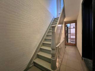 Deze woning is gelegen in een rustige zijstraat van de Vlaanderenstraat, pal in het centrum van Gent. Dankzij deze ligging geniet je van een vlotte bereikbaarheid en alle stedelijke voorzieningen op wandelafstand.<br /><br />De woning telt 4 gelijkwaardige slaapkamers, telkens één per verdieping (gelijkvloers tot en met verdieping 3). Dit maakt het pand bijzonder geschikt voor co-housing (maximaal 4 partijen) of als gezinswoning met extra ruimtes die flexibel kunnen worden ingericht als bureau, hobbykamer of leefruimte.<br /><br />De keuken bevindt zich in de kelder en is praktisch ingericht. Op verdieping 1 is er een douche, op verdieping 2 een tweede toilet. Achteraan het gelijkvloers bevinden zich een wasplaats en een apart toilet.<br /><br />De centrale ligging is een grote troef: winkels, supermarkten, openbaar vervoer en tal van horecazaken bevinden zich in de onmiddellijke omgeving. Ook fitnesscentra, scholen en parken zijn vlot bereikbaar per fiets of te voet. Station Gent-Dampoort en het historisch centrum liggen op korte afstand, wat de woning interessant maakt voor wie werkt in en rond Gent. Mobiscore van maar liefst 9,5/10!<br /><br />Parkeren kan eenvoudig in de buurt met een bewonerskaart.<br /><br />Een praktische woning met een sterke ligging, ideaal voor wie centraal wil wonen met alles binnen handbereik.<br /><br /><strong>Domicilie verplicht!</strong> Geen studentenhuisvesting.<br /><br />Huurprijs: €1.395,00 / maand<br />Beschikbaar: overeen te komen