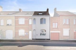 Centraal gelegen rijwoning met drie slaapkamers en zongerichte tuin te koop nabij het centrum van Veurne. De woning is ideaal gelegen op wandelafstand van de winkels en de Markt en geniet bovendien van een vlotte aansluiting naar de E40.<br /><br />Indeling gelijkvloers:<br />- Inkomhal;<br />- Gezellige living<br />- Keuken voorzien van oven, inductiekookplaat en koelkast<br />- Aangename zithoek<br />- Badkamer met douche en enkele lavabo<br />- Apart toilet<br /><br />Eerste verdieping:<br />- Slaapkamer 1<br />- Slaapkamer 2<br /><br />Tweede verdieping:<br />Ruime zolderruimte, ideaal als slaapkamer, hobbyruimte of bureau.<br /><br />Troeven:<br />- Centrale ligging<br />- Ruime zongerichte tuin<br />- Recente gevelrenovatie<br /><br />Bent u op zoek naar een centraal gelegen woning in Veurne? Ontdek zelf de mogelijkheden en plan vandaag nog uw bezoek!<br /><br />Bestuursmaatregelen in het maatregelenregister: nee