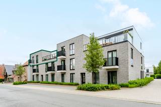 Dit prachtige penthouse in Res. Steenhuyse heeft een bewoonbaar oppervlak van 142 m² en heeft 2 slaapkamers, dubbele garage en een berging. Het...