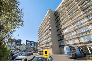 Gezellig appartement, gelegen op de eerste verdieping van de verzorgde residentie Astrid, pal in het bruisende toeristische hart van Bredene. <br />Ligging troef: op wandelafstand van winkels, horecazaken, het strand (bijna letterlijk aan je voeten!), de tramhalte én een ruime openbare parking op slechts 100 meter.<br />Indeling: Inkomhal lichtrijke woonkamer met toegang tot het zonnige balkon en leuk open zicht, open keukenhoek, badkamer met ligbad, wc en lavabo, ruime slaapkamer. extra: mogelijkheid tot aankoop van een autostaanplaats en/of een ruime privatieve berging op het gelijkvloers.<br />Momenteel verhuurd aan een correcte huurder! Ben je op zoek naar een sfeervol appartement aan zee, ideaal als tweede verblijf of investering? Dan is dit een mooie opportuniteit!