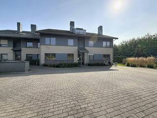 Gesitueerd in een groene en rustige omgeving, vinden we dit 1 slaapkamer appartement met staanplaats te huur. Gelegen op de rand van het sportpark van Veurne en op wandelafstand van het stadscentrum.<br /><br />Het appartement bevindt zich op het gelijksvloers en bestaat uit:<br />- inkomhal met vestiairehoek<br />- lichtrijke leefruimte en eetplaats met zicht op mooie binnentuin<br />- ingerichte keukenhoek met vitrokeramische kookplaat, vaatwas, ingebouwde oven en koelkast<br />- ruim en zongericht terras en tuin<br />- apart gastentoilet<br />- badkamer met wasmeubel, spiegelkast en inloopdouche<br />- slaapkamer<br />- bureauruimte<br /><br />Daarnaast beschikt men over een staanplaats.<br /><br />Enkele troeven:<br />- ongestoord genieten van de natuurlijke omgeving<br />- nabij sportpark Veurne: atletiek, voetbal, tennis, (nieuwe) sporthal,...<br />- op wandelafstand van stadscentrum<br />- gelegen op 6 km van de kust<br />- recent en energiezuinig appartement (2011)<br />- inclusief staanplaats<br /><br />Gemeenschappelijke kosten: + €50/maand (provisie)<br />Onmiddellijk beschikbaar<br /><br />Ben je geïnteresseerd in dit pand te huur in Veurne? Ga naar de website www.dewaele.com, klik op het pand dat je wenst te huren. Via de rode knop "vraag je bezoek aan" vragen we u kort een profiel in te vullen. Daarna nemen we contact op voor een bezoek. Telefonisch kunnen er geen afspraken gemaakt worden.