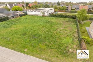 Ruime bouwgrond van 714m2 op topligging te Lochristi, het linkse perceel!! Deze bouwgrond is bestemd voor een open bebouwing. Meer info via mail naar info@immo-home.be, geen telefonische inschrijvingen! Volg ons op Fb en insta. Voor meer info: www.immo-home.be GRATIS SCHATTING GRATIS FINANCIEEL ADVIES