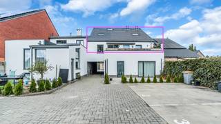 <p><strong>Stijlvol en ruim duplex appartement met 3 slaapkamers, 3 badkamers en zonnig terras in hartje Maasmechelen</strong></p>
<p>In het centrum van Maasmechelen, op een toplocatie aan de Talderstraat, bevindt zich dit uitzonderlijk verzorgde duplex appartement. Hier woon je op wandelafstand van winkels, scholen, horeca en vrijetijdsmogelijkheden, met een vlotte verbinding naar de autostrade en openbaar vervoer.</p>
<p>Dit instapklare appartement combineert ruimte, comfort en een doordachte indeling met een moderne afwerking.</p>
<p>De eerste verdieping verwelkomt je in een lichtrijke leefruimte met open keuken, waar grote raampartijen zorgen voor een aangename sfeer. De keuken is volledig uitgerust met kwalitatieve toestellen, waaronder een inductiekookplaat, koelkast, afwasmachine, combi-oven en dampkap. Vanuit de leefruimte heb je directe toegang tot het ruime en zonnige terras – een ideale plek om te ontspannen.</p>
<p>Op deze verdieping bevinden zich verder:</p>
<ul>
<li>een eerste volwaardige slaapkamer met toegang tot het terras</li>
<li>een stijlvolle badkamer met inloopdouche en regendouche</li>
<li>een apart gastentoilet</li>
<li>een praktische berging/wasruimte</li>
</ul>
<p>De tweede verdieping biedt een bijzonder niveau van comfort met twee ruime slaapkamers, elk voorzien van een eigen badkamer:</p>
<ul>
<li><strong>Master bedroom</strong> met inloopkast, dakraam en een luxueuze badkamer uitgerust met ligbad, lavabo en toilet</li>
<li><strong>Derde slaapkamer</strong> met dakraam en een eigen badkamer met douche en lavabo, aangevuld met een apart toilet</li>
</ul>
<p>Deze indeling maakt het appartement uitermate geschikt voor gezinnen, co-housing of wie houdt van extra privacy en comfort.</p>
<p><strong>Extra troeven:</strong></p>
<ul>
<li>Privatieve parkeerplaats achter het gebouw (nr. 3)</li>
<li>Kelderberging voor extra opslagruimte</li>
<li>Hoogwaardig en instapklaar afgewerkt</li>
<li>Ruimtelijk gevoel en veel lichtinval</li>
<li>Centrale ligging met alle voorzieningen binnen handbereik</li>
</ul>
<em><br /></em>
<p><em> </em></p>
<p><em>STEDENBOUWKUNDIGE INFORMATIE:</em><em><br />- Stedenbouwkundige vergunning ontvangen : JA<br />- Stedenbouwkundige bestemming: Woongebieden<br />- Verkavelingvergunning: NEEN<br />- Voorkooprecht RUP: NEEN<br />- Dagvaarding en herstelvordering voor inbreuk op de stedenbouwkundige voorschriften: JA (vraag naar informatie – zie stedenbouwkundig uittreksel)</em></p>
<p><em>- Bestuursmaatregelen in het maatregelenregister: NEEN<br />- Overstromingsgevoeligheid van uw vastgoed:<br />P-score:<span> B</span><br />G-score:<span> A</span><br />EPC:<span> B </span>label,<span> 145 </span>kWH/m²</em></p>
<p><em>KI: 817 euro</em></p>
<p><em> </em></p>
<p><strong>Een unieke kans voor wie op zoek is naar comfortabel en zorgeloos wonen op een toplocatie.</strong></p>
<p>Wenst u graag een kijkje te nemen in deze parel? Contacteer ons dan snel op 089 20 61 11 of via office@immofusion.be en peter@immofusion.be</p>