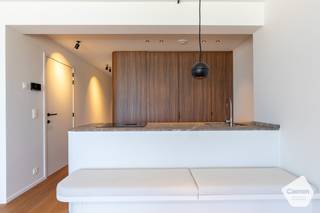 <br />Op de vijfde verdieping van de <strong>residentie Riant Séjour</strong> bevindt zich dit <strong>luxueus afgewerkte appartement met twee slaapkamers.</strong><br />Het appartement werd volledig ingericht en afgewerkt <strong>door Bauhaus Projects</strong>, in hun gekende verfijnde en stijlvolle signatuur. De residentie is gelegen op de bruisende <strong>Zeedijk van Koksijde</strong>, waar u dagelijks geniet van een prachtig zeezicht, een <strong>hoogwaardige afwerking</strong> en een interieur dat tot in de puntjes verzorgd is.<br />Dankzij de combinatie van comfort, luxe en ligging is dit appartement ideaal als tweede verblijf of om permanent te genieten van een exclusieve levensstijl aan de kust.<br />De indeling is als volgt:
<ul>
	<li>Twee volwaardige slaapkamers;</li>
	<li>Moderne badkamer met ruime inloopdouche;</li>
	<li>Stijlvolle, volledig uitgeruste keuken, afgewerkt met een natuurstenen werkblad en hoogwaardige toestellen van Miele en Bora;</li>
	<li>Lichtrijke leefruimte met fenomenaal zeezicht;</li>
	<li>Apart toilet;</li>
	<li>Terras achteraan;</li>
</ul>
Enkele troeven:

<ul>
	<li>Volledig afgewerkt door Bauhaus Projects;</li>
	<li>Slaapkamers voorzien van kwalitatief maatwerk en inbouwmeubilair;</li>
	<li>Gelegen op de Zeedijk van Koksijde;</li>
	<li>Fenomenaal frontaal zeezicht;</li>
	<li>Gerenoveerde gevel;</li>
</ul>
Benieuwd naar dit unieke aanbod? Contacteer ons vandaag nog voor een afspraak ter plaatse.