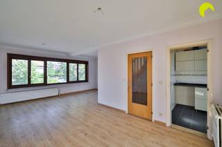 <p><span>In de rustige en aangename Hof van Riethlaan in Mortsel bevindt zich deze ruime bel-etagewoning met 2 slaapkamers, garage en tuin. De woning beschikt over heel wat ruimte en biedt bovendien mogelijkheden om ze verder naar eigen smaak te moderniseren.</span></p><p><span> </span></p><p><span>Indeling:</span></p><p><span>Op het gelijkvloers komen we binnen via de inkomhal, voorzien van een apart toilet. Hier bevindt zich ook de ruime inpandige garage, die dankzij haar oppervlakte eveneens geschikt is als atelier, hobbyruimte of werkruimte. Achter de garage bevindt zich nog een afzonderlijke ruimte die ideaal dienst kan doen als berging. Van hieruit is er rechtstreeks toegang tot de zuidgerichte tuin.</span></p><p><span>De eerste verdieping vormt het leefgedeelte van de woning. Hier vinden we een ruime en lichtrijke woon- en eetkamer, een afzonderlijke keuken en aansluitend een aangename veranda/wintertuin met zicht op de tuin.</span></p><p><span>Op de tweede verdieping bevinden zich twee volwaardige slaapkamers en de badkamer. De badkamer is uitgerust met een inloopdouche, wastafelmeubel en toilet.</span></p><p><span> </span></p><p><span>De woning beschikt over een praktische indeling, veel natuurlijke lichtinval en mooie volumes. Dankzij de garage, extra bergruimte en tuin is er bovendien heel wat praktische ruimte aanwezig. Een interessante woning voor wie op zoek is naar een bel-etage met potentieel op een rustige locatie in Mortsel.</span></p><p><span> </span></p><p><span>Nuttige informatie: </span></p><ul><li><span>EPC: 318 kWh/(m² jaar) - D-label</span></li><li><span>Asbestveilig</span></li><li><span>EK conform</span></li><li><span>P-score : B</span></li><li><span>G-score: A</span></li></ul><p><span> </span></p><p><span>Voor een bezoek ter plaatse kan u ons contacteren op het nummer 03 449 42 41 of mail ons via <span>hallo@habicom.be</span></span></p><p><span>Benieuwd naar de waarde van jouw woning?  Check het gratis op <span>www.watismijnhuiswaard.be</span></span></p><p><span> </span></p>