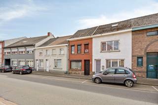 [[ DIT PAND NEEMT DEEL AAN DE ERA OPEN HUIZEN DAG OP 13/6 VAN 11:00 TOT 12:00 ]]
<p><strong>Scherpenheuvel-Zichem: gezinswoning te koop met tuin en garage in het centrum</strong></p>

<p>Deze woning is centraal gelegen in Scherpenheuvel-Zichem, met een vlotte verbinding naar Diest en nabij openbaar vervoer. Scholen, winkels en andere voorzieningen bevinden zich op wandel- en fietsafstand, wat zorgt voor een uiterst praktische en comfortabele ligging. Ideaal voor wie centraal wil wonen of op zoek is naar een interessante investering.</p>

<p>De woning is momenteel verhuurd, wat ze bijzonder aantrekkelijk maakt als opbrengsteigendom. Daarnaast beschikt ze over een eigen garage en een tuin.</p>

<p><strong>Indeling:</strong></p>

<ul><li><strong>Gelijkvloers: </strong>woonkamer, keuken met ontbijthoek, gang, badkamer, apart toilet en berging</li><li><strong>Eerste verdieping:</strong> nachthal en twee slaapkamers</li><li><strong>Zolder: </strong>berging met mogelijkheid tot het inrichten van een derde slaapkamer</li><li><strong>Buiten:</strong> tuin en garage</li></ul>

<p><strong>Troeven:</strong></p>

<ul><li>Centrale ligging nabij winkels, scholen en openbaar vervoer</li><li>Interessante investering (woning momenteel verhuurd)</li><li>Mogelijkheid tot derde slaapkamer op zolder</li></ul>

<p>Op zoek naar een centraal gelegen woning met investeringspotentieel en uitbreidingsmogelijkheden? Ontdek deze eigendom in Scherpenheuvel-Zichem en plan vandaag nog uw bezoek!</p>

<p><strong>JOUW DROOMWONING. ZO GEVONDEN!</strong></p>