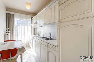 <p><span>Appartement gelegen op de 6e verdieping met een bewoonbare oppervlakte van 73 m² (volgens EPC verslag) en beschikt over een uitstekende ligging!</span></p>
<p><span>De indeling omvat een inkomhal, een woon- en eetkamer, een ingerichte keuken, 2 slaapkamers, een apart toilet en een badkamer met ligbad en lavabo.</span></p>
<p><span>Daarnaast beschikt het appartement over een berging in de kelder en gemeenschappelijke parkeergelegenheid voor het gebouw. Het appartement is bereikbaar via de lift en voorzien van een audiofoon.</span></p>
<p><span>Het appartement werd gebouwd in 1973 en beschikt overal over dubbele beglazing (houten raamlijsten) en een mooi volwaardig parket in de leefruimte. EPC: label D. Centrale verwarming op aardgas. Elektriciteit is niet conform. </span></p>
<p><span>Zeer goede ligging, nabij de de autosnelweg, scholen, openbaar vervoer en het UZ Brussel.<br /><br /><strong>VOOR EEN BEZOEK OF VOOR MEER INFO - SABINE DE RIDDER - 0479/82 47 92 of sabine@domusvastgoed.be</strong></span></p>
