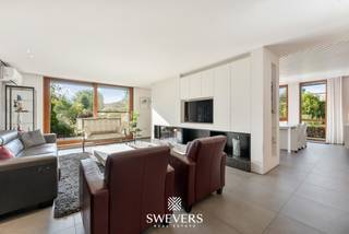 Voor meer info en foto’s, surf naar www.swevers.be – In een rustige, doodlopende straat in Zonhoven ligt deze ruime open bebouwing op een groen perceel van 1.378 m². De woning uit 1985 is goed onderhouden, werd doorheen de jaren gemoderniseerd en biedt 300 m² bewoonbare oppervlakte met heel wat toekomstpotentieel. Centraal staat de lichtrijke leefruimte van maar liefst 58 m², vernieuwd rond 2017 en voorzien van een stijlvolle roomdivider met inbouwkasten, tv-wand en houthaard. Aansluitend vind je de verzorgde keuken van 17,50 m² en een charmante veranda met zicht op de tuin. Het gelijkvloers telt drie slaapkamers, een ruime badkamer met ligbad, douche en dubbele wastafel, een wasplaats/berging en een inpandige garage van 28 m². Wie meer ruimte wenst, heeft bovendien nog uitbreidingsmogelijkheden boven. Hier bevindt zich een logeerruimte en een extra hobbyruimte. Daarnaast is er nog de zolder van 67m². Denk aan extra slaapkamers, een royale masterbedroom met dressing, een fitnessruimte of hobbyruimte. Zo kan de woning in de toekomst verder worden afgestemd op veranderende woonwensen. Buiten geniet je van een zuidoostelijk georiënteerde tuin met ruim terras, grote luifel, vijvertje en tuinhuis. Zonnepanelen en airco’s werden geplaatst in 2018 en de gasketel werd vernieuwd in 2024. De groene ligging nabij de Platwijers combineert rust met een vlotte bereikbaarheid van scholen, winkels, openbaar vervoer, Hasselt, Kiewit en Bokrijk. Voor meer informatie, bel 011 255 155. Bron bewoonbare oppervlakte: EPC – verslag.