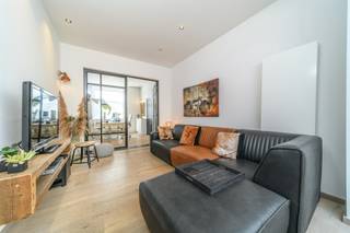 <p><span>In de rustige Zarlardingestraat te Goeferdinge bevindt zich deze verrassend ruime en instapklare woning met tal van mogelijkheden. Dankzij de flexibele indeling is dit pand uitermate geschikt voor grotere gezinnen, zelfstandigen of wie wonen en werken graag combineert onder één dak.</span></p><p><span>Via de inkomhal betreedt u de woning, die toegang biedt tot meerdere bureauruimtes, een gezellige leefruimte en een volledig geïnstalleerde keuken met aansluitende praktische bergingen. Op het gelijkvloers bevinden zich bovendien een badkamer en een ruime garage, waardoor deze verdieping zich perfect leent voor een vrij beroep, praktijkruimte of een comfortabele thuiswerkplek.</span></p><p><span>Buiten geniet u van een aangename en ruime tuin met terras, de ideale plek om tot rust te komen of te ontspannen met familie en vrienden.</span></p><p><span>Op de eerste verdieping bevinden zich drie volwaardige slaapkamers en een tweede badkamer. De zolderverdieping biedt bijkomende uitbreidingsmogelijkheden en kan eenvoudig worden ingericht tot twee extra slaapkamers.</span></p><p><span>Kortom, een veelzijdige en instapklare woning met veel ruimte, uitbreidingspotentieel en een rustige ligging, ideaal voor wie comfortabel wil wonen met extra mogelijkheden voor werk of hobby aan huis.</span></p><p><span>Voor meer informatie en/of een bezoek contacteert u Didier van Immo Zone op het nummer 0476/ 73. 17. 99.</span></p>