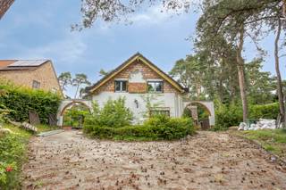 <p>Te koop: moderne casco open bebouwing in Keerbergen vlakbij scholen, winkels en openbaar vervoer.</p><p><br /></p><p>Deze solide woning combineert een doordachte indeling met aangename, lichtrijke leefruimtes. De woning werd volledig heropgebouwd en zal wind en waterdicht afgeleverd worden. Dankzij de slaapkamer en badkamer op het gelijkvloers geniet u van extra comfort en een levensloopbestendige woonoplossing. Grote raampartijen zorgen voor een overvloed aan natuurlijk licht en creëren een open, warme sfeer. Gelegen aan de Tremelobaan profiteert u bovendien van een vlotte bereikbaarheid en alle dagelijkse voorzieningen in de nabije omgeving.</p><p> </p><p>Belangrijkste ruimtes:</p><p>• Ruime inkomhal van 17 m²</p><p>• Lichte living met grote ramen en aansluitend eetkamer</p><p>• Moderne keuken met zicht op de tuin</p><p>• Gelijkvloerse slaapkamer (24 m²) en badkamer (9 m²)</p><p>• Drie extra slaapkamers (15 m² elk) op de verdieping</p><p>• Tweede badkamer (10 m²)</p><p>• Bureel (15 m²) op gelijkvloers ideaal voor thuiswerk 5de slaapkamer</p><p>• Berging voor extra opslag</p><p> </p><p>Troeven:</p><p>• Solide nieuwbouw constructie met vrije afwerkingsmogelijkheden naar keuze</p><p>• Slaapkamer en badkamer op gelijkvloers</p><p>• Grote raampartijen die zorgen voor veel licht</p><p><br /></p><p>Neem vandaag nog contact op met uw ERA-makelaar voor een bezoek.</p><p> </p><p>JOUW DROOMHUIS. ZO GEVONDEN!</p>