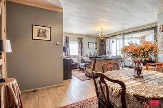 Inkomhal met gastentoilet en ingemaakte vestiaire, ideaal voor een nette en georganiseerde entree. Ruime en lichtrijke living met toegang tot een...