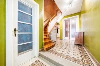 <p>Cette spacieuse maison se compose, au rez-de-chaussée, d'un hall d'entrée avec WC séparé, d'un salon de 20 m² ouvert sur la salle à manger de 26 m², ainsi que d'un espace polyvalent et lumineux de 16 m². Vous y trouverez également une cuisine de 8 m² et un coin repas de 11 m².<br /><br />Au premier étage, le hall de nuit dessert trois chambres de 12 m², 18 m² et 22 m², cette dernière bénéficiant de sa propre salle de douche.<br /><br />Le deuxième étage comprend trois chambres supplémentaires de 14 m², 16 m² et 16 m², ainsi qu'une salle de bain de 5 m².<br /><br />À l'extérieur, vous profiterez d'un agréable jardin aménagé avec une terrasse de 79 m², une pergola, un abri de jardin, un poulailler ainsi qu'un étang, offrant un cadre idéal pour les moments de détente.<br /><br />Caractéristiques techniques :<br /><br />Chauffage central au pellet ;<br />15 panneaux photovoltaïques installés en 2023 ;<br />PEB : C – n°20260425007936 – 245 kWh/m².an – 64.836 kWh/an ;<br />Électricité non conforme.<br /><br />Faire offre à partir de 390.000 €, sous réserve d'acceptation des propriétaires. Une belle opportunité pour les amateurs de volumes et de confort à proximité du centre d'Ath.</p>
<p>Contactez Lucie De Bock 0472/65.85.19 - lucie.db@weinvest.be - IPI 518.825</p>