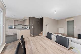 <strong>Roeselare - Prachtig duplex appartement met 2 slaapkamers, 2 badkamers en groot terras te koop.</strong><br /><br />+ Volledig instapklaar en afgewerkt met hoogwaardige materialen<br />+ Living en eetplaats in parket<br />+ Volledig geïnstalleerde keuken<br />+ Toilet boven en beneden<br />+ Parket op bovenverdieping<br />+ Surround installatie ingebouwd in living<br />+ Zeer zonnig en groot terras<br />+ Dichtbij autosnelweg en AZ Delta<br /><br />Momenteel verhuurd dus kan eventueel een ideale opbrengsteigendom zijn!<br />Mogelijkheid tot aankopen garage voor 30.000 euro