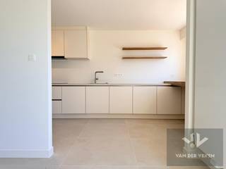 <strong>Dit appartement is onmiddellijk beschikbaar!<br />Vaste maandelijkse kosten: € 60,00<br />Maandelijkse provisie verwarming: € 65,00 (je hebt zelf geen gascontract nodig!)<br />Ondergrondse garage moet mee worden gehuurd aan € 85,00 per maand!</strong><br /><br />100% GERENOVEERD APPARTEMENT MET 2 SLAAPKAMERS OP TOPLOCATIE<br />LICHT, RUIMTE EN UITZICHT OP GROEN<br /> <br /><strong>Locatie</strong> - Dit appartement geniet een uitstekende ligging op wandelafstand van het stadscentrum en vlak bij het Kapermolenpark. Hier combineer je rust en bereikbaarheid met het beste van de stad binnen handbereik.<br />Vanuit de leefruimte kijk je uit op een groen park met speeltuin – een zeldzame troef die zorgt voor een echt “buitengevoel” midden in de stad.<br /> <br /><strong>Residentie</strong> - Gelegen in een bijzonder rustige en verzorgde residentie, die met grote betrokkenheid wordt beheerd. De aanwezigheid van een interne syndicus garandeert een nauwgezet beheer en een aangename woonomgeving.<br /> <br /><strong>Appartement</strong> - Dit lichtrijke appartement van ca. 100 m² + 2 terrassen werd volledig gestript en hoogwaardig gerenoveerd:
<ul>
	<li>Nieuwe leidingen, elektriciteit en sanitair</li>
	<li>Stijlvolle vloeren doorheen het volledige appartement</li>
	<li>High-end keuken met alle ingebouwde toestellen</li>
	<li>Professioneel geschilderd en instapklaar afgewerkt</li>
	<li>Inclusief verlichtingsarmaturen</li>
</ul>
Daarnaast beschikt het appartement over een praktische kelderberging.<br /><br />Word jij de nieuwe bewoner van dit prachtig appartement? Surf naar www.vdv-vanderveken.be, kies bij “TE HUUR” voor dit pand en vul de kandidatenfiche in (klik in het gouden balkje op “Ik wil dit pand graag huren!”). Wij contacteren je voor een afspraak! 