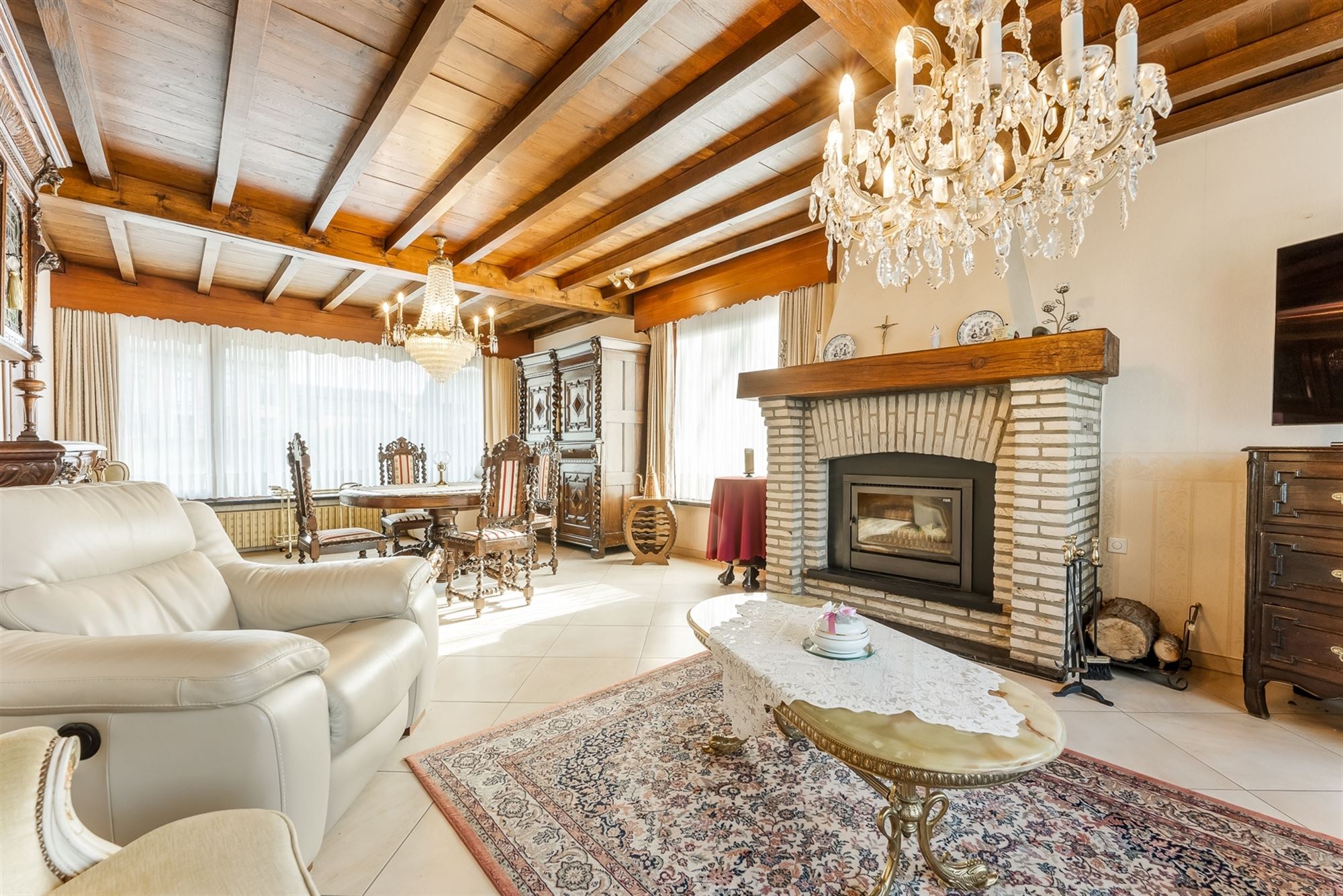 OP TE FRISSEN GELIJKVLOERSE WONING MET 3 SLAAPKAMERS OP EEN RUIM PERCEEL IN HET CENTRUM VAN OOSTHAM - foto 2