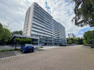 ENERGIEZUINIG APPARTEMENT met 1 slaapkamer, gelegen op een UITERST GUNSTIGE LOCATIE aan de Borsbeeksebrug. Dankzij de VLOTTE VERBINDING met de Antwerpse Ring en de nabijheid van openbaar vervoer, winkels en andere voorzieningen vormt dit appartement een IDEALE WOONST voor STARTERS, ALLEENSTAANDEN of een INTERESSANTE INVESTERINGSOPPORTUNITEIT. Het appartement beschikt over een GUNSTIG EPC-label B en een CONFORME ELEKTRISCHE KEURING, waardoor u geniet van een zorgeloze en TOEKOMSTGERICHTE INVESTERING. Bovendien wordt het appartement nog voorzien van HR-BEGLAZING wat een GUNSTIGE INVLOED zal hebben op de EPC-score. Het appartement beschikt reeds over PARKETVLOEREN en kan mits een OPFRISSING kan volledig naar eigen smaak worden ingericht. Een ABSOLUTE TROEF is de PRIVATIEVE AUTOSTAANPLAATS, die inbegrepen is in de vraagprijs en een belangrijke meerwaarde biedt in deze gegeerde omgeving.<br />De indeling gaat als volgt: via de inkomhal betreedt u de lichtrijke leefruimte, die rechtstreeks aansluit op het aangename terras. Ook de ruime slaapkamer biedt toegang tot het terras, wat zorgt voor een aangename verbinding tussen binnen en buiten. Verder beschikt het appartement over een te renoveren keuken en ingerichte badkamer met toilet. Als extra troef beschikt het eigendom over een parkeerplaats en een privatieve kelderberging.<br /><br />Adres: Borsbeeksebrug 3 bus 17 te Berchem (Antwerpen)<br /><br />EPC: 147kWh/m²; G-score en P-score A; Geen renovatieverplichting van toepassing; Bestuursmaatregelen in het maatregelenregister: Nee; Beschikbaar bij akte.