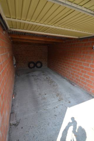 Op zoek naar een veilige plek om je wagen of fiets te stallen?<br />Deze <strong>gemetste garagebox</strong> met <strong>stevige metalen kantelpoort</strong> bevindt zich op een <strong>toplocatie nabij het station Gent-Sint-Pieters</strong> — ideaal voor pendelaars, buurtbewoners of wie extra opslagruimte kan gebruiken.<br /><br /><strong>Beschikbaar vanaf 01/11/2026.</strong><br /><br />Praktisch, vlot bereikbaar en centraal gelegen.<br /><strong>Een betrouwbare garage op een absolute toplocatie!</strong>