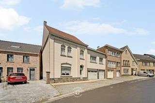 Op een centrale ligging bevinden zich deze<strong> 2 aanpalende eigendommen met een uitzonderlijk ruim volume</strong> en een prachtige, zonnige tuin. <strong>Momenteel vormen beide woningen één geheel, aangezien ze door dezelfde eigenaar werden gebruikt, maar een opsplitsing naar twee afzonderlijke entiteiten behoort perfect tot de mogelijkheden. Wildendries 9, </strong>een voormalig (handels)huis, situeert zich op <strong>een perceel van maar liefst 670 m</strong>² en biedt een waaier aan mogelijkheden voor wie op zoek is naar ruimte voor wonen, werken of een combinatie van beide. Op het gelijkvloers vinden we een ruime stockruimte(s) met garage, een royale leefruimte en een kelder. De 1e verdieping omvat een 2e leefruimte, keuken, twee slaapkamers, een berging en een zolderruimte. <strong>Wildendries 7</strong> <strong>bevindt zich op een perceel van 108 m²</strong> en beschikt op het gelijkvloers over een inkomhal, leefruimte met aansluitende keuken, douchekamer, wasplaats en kelder. Op de 1e verdieping bevinden zich 2 ruime slaapkamers van circa 16 m² en een badkamer. De zolder toegankelijk met VASTE TRAP van ongeveer 31 m² biedt bovendien nog tal van mogelijkheden om verder in te richten naar eigen wens.<strong> De absolute blikvanger van dit geheel is zonder twijfel de zalige tuin en het terras achteraan, waar u in alle rust kunt genieten van groen en privacy.</strong> Daarnaast beschikt het eigendom over bijzonder veel bergruimte, wat een grote meerwaarde vormt voor gezinnen, zelfstandigen of hobbyisten. Hoewel de woningen een opfrissing kunnen gebruiken, vormen ze een uitstekende basis dankzij hun royale volumes, authentieke charme en enorme potentieel. Verwarming gebeurt via CV op stookolie. Bovendien geniet u van een uiterst praktische ligging, met winkels, bakker, frituur, school en bushalte op wandelafstand.