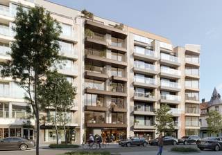 <strong>Nieuwbouwresidentie Puur Scène – Zeelaan 136, De Panne</strong><br /><br />Ontdek<strong> Puur Scène</strong>, een exclusief nieuwbouwproject op een van de meest gegeerde locaties van De Panne. Op de historische site van de voormalige Cinema Minerva verrijst een stijlvolle residentie waar <strong>hedendaagse architectuur, wooncomfort en een uniek verhaal samenkomen</strong>.<br /><br />Gelegen in het bruisende centrum van De Panne, op slechts enkele minuten wandelen van het strand en de zee, biedt Puur Scène een uitzonderlijke woonbeleving voor zowel vaste bewoners, tweede verblijvers als investeerders. Winkels, restaurants, gezellige terrassen en openbaar vervoer bevinden zich letterlijk voor de deur.<br /><br />Een van de absolute troeven van het project is het <strong>prachtige, open uitzicht op de</strong> <strong>historische Dumontwijk</strong>, een van de meest karaktervolle en beschermde wijken van de Belgische kust. Vanuit verschillende appartementen en terrassen geniet u van een uniek zicht op deze iconische Belle Époque-wijk met haar charmante villa’s, sfeervolle straatjes en authentieke architectuur. Dit uitzonderlijke panorama zorgt voor een gevoel van ruimte, rust en exclusiviteit midden in het centrum van De Panne.<br /><br />De architectuur van het project onderscheidt zich door<strong> elegante, afgeronde terrassen en een tijdloze uitstraling</strong> die subtiel verwijst naar de rijke kustarchitectuur van weleer. Dankzij de grote raampartijen en terrassen aan zowel de voor- als achterzijde genieten de appartementen van een overvloed aan natuurlijk licht en optimale zonoriëntatie gedurende de hele dag.<br /><br />Binnen staat kwaliteit centraal. De <strong>10 ruime appartementen worden afgewerkt met hoogwaardige materialen</strong> en uitgerust met moderne, energiezuinige technieken zoals vloerverwarming en zonnepanelen. Elk appartement straalt rust, luxe en verfijning uit en biedt een comfortabele thuis aan zee.<br /><br />Naast de residentiële appartementen biedt Puur Scène ook <strong>één ruime handelsruimte op een uitzonderlijke zichtlocatie langs de Zeelaan</strong>. Dankzij de centrale ligging en de uitstekende visibiliteit vormt deze commerciële ruimte de ideale uitvalsbasis voor een winkel, kantoor of vrij beroep.<br /><br /><strong>Troeven van Puur Scène</strong>
<ul>
<li>Topligging in het commerciële hart van De Panne</li>
<li>Slechts 4 minuten wandelen van strand en zee</li>
<li><strong>Prachtig uitzicht op de historische Dumontwijk</strong></li>
<li>Luxueuze en tijdloze architectuur</li>
<li><strong>Zonnige terrassen voor- én achteraan</strong></li>
<li>Energiezuinige nieuwbouw met duurzame technieken</li>
<li><strong>Mogelijkheid tot aankoop van garage of parkeerplaats</strong></li>
<li>Interessante investeringsopportuniteit aan de Belgische kust</li>
<li>Mogelijkheid tot aankoop aan 6% btw (onder voorwaarden)</li>
</ul>
Puur Scène combineert de charme van een historische locatie met het comfort van hedendaags wonen. Een unieke kans om te investeren in een stijlvolle residentie op een toplocatie aan de Belgische kust.<br /><br /><strong>Puur wonen. Puur genieten. Puur Scène.</strong>