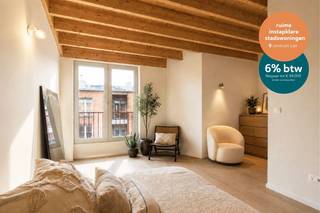 <span>BEZOEK DE NIEUWE MODELWONING EN INGERICHTE APPARTEMENTEN – 6% btw mogelijk</span><br /><br />Deze fantastische, gezellige en eigentijdse duplex combineert ruimte met een kwalitatieve afwerking. Het appartement beschikt over drie mooie slaapkamers, waaronder een master bedroom met ensuite badkamer en dressing.<br />De ruime leefruimte met open leefkeuken geeft uit op het zuidgerichte terras, waar u volop kan genieten van de zon. De duplex is volledig uitgerust met vloerverwarming, aangestuurd via een energiezuinige lucht/water warmtepomp.<br />Verder zijn er twee ingerichte badkamers met douche, twee toiletten en een praktische berging. Dankzij de aluminium raamprofielen en de hoogwaardige thermische en akoestische isolatie bent u verzekerd van optimaal wooncomfort en een gunstig E-peil.<br /><br /><span>We nodigen je uit om wonen op zijn best te ervaren. Ontdek de <strong>nieuwe ruime modelwoningen (4 slpk) en verschillende ingerichte appartementen</strong>, midden in het autovrije binnengebied. Ook de <strong>tuin, een rustige oase in de stad,</strong> wordt momenteel volop aangelegd. Ruimte, rust, licht en comfort staan deze keer centraal, precies zoals wonen in Hof Berlamuze bedoeld is.</span><br /><br /><span>Wonen in het centrum van Lier, vlak bij de groene site van de Podiumacademie en de Sint-Gummaruskerk? Het kan in Hof Berlamuze, een duurzaam nieuwbouwproject in een groene, autovrije en rustige oase. Een ideale woonplek voor wie rust en groen zoekt, zonder het stadscentrum van Lier los te laten. Met de eerste bewoners die hier al thuis zijn, leeft Hof Berlamuze vandaag meer dan ooit. </span><br /><span>Bezoek nu vrijblijvend de modelwoningen en -appartementen en ervaar zelf de hoogwaardige afwerking en het wooncomfort in deze inspirerende, nieuwe en rustige woonomgeving.</span><br /><br /><span>Dit project geniet van het verlaagde btw-tarief van 6% btw voor sloop en heropbouw (onder voorwaarden). Niet alleen wie een Hof Berlamuze appartement of woning koopt voor eigen bewoning, maar ook investeerders (particulier of vennootschap) kunnen nu van dit gunsttarief genieten. Goed voor een besparing van €33.000 tot wel €69.000. Info: <span>www.hofberlamuze.be/6btw</span>.</span><br /><br /><span>Hof Berlamuze telt zeven stijlvolle laagbouw woongebouwen, harmonieus ingepast in en rond een centraal binnenhof met veel groen en rust. Het aanbod is divers: van comfortabele appartementen met 1 slaapkamer tot ruime gezinswoningen met 4 slaapkamers.</span><br /><span>Hier woon je pal in het kloppende hart van Lier – waar cultuur en natuur samenkomen.</span><br /><br /><span>Info: www.hofberlamuze.be</span><br /><span>Een persoonlijke afspraak?</span><br /><span>www.hofberlamuze.be/maak-afspraak/ - wonen@fidesinvest.be - t 03 232 54 00</span><br /><br />Info? www.hofberlamuze.be. Een afspraak? www.hofberlamuze.be/maak-afspraak/ - wonen@fidesinvest.be - t 03 232 54 00.