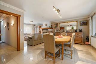 BEZOEKMOMENT WOENSDAG 9/9 TUSSEN 17U EN 18U40. INSCHRIJVEN KAN VIA ONZE WEBSITE. <br /><br />In de Kuiperstraat bevindt zich deze ruime en verzorgde woning, gelegen in een rustige omgeving. De woning combineert comfort met energiezuinig wonen en beschikt over 3 slaapkamers, een garage met oprit, een gezellige tuin en een ruime zolder.<br /><br />De woning biedt een aangename leefruimte met voldoende plaats voor een gezellige zithoek en eethoek. <br /><br />Op de verdieping bevinden zich drie slaapkamers en daarnaast is er nog een ruime zolder, die heel wat mogelijkheden biedt als extra bergruimte, hobbyruimte of polyvalente ruimte. Dankzij de aanwezige airconditioning geniet je ook tijdens warme dagen van een aangenaam binnenklimaat.<br /><br />Buiten kan je genieten van een gezellige tuin, terwijl de garage en oprit zorgen voor voldoende parkeermogelijkheden.<br /><br />Ook op energetisch vlak zit je hier goed: de woning beschikt over zonnepanelen en heeft een EPC-label B.<br /><br />Troeven:<br />- Rustige ligging<br />- Airconditioning<br />- Zonnepanelen<br />- EPC B<br /><br />Ben je op zoek naar een ruime en energiezuinige woning met garage, tuin en veel mogelijkheden? Contacteer ons gerust voor meer info of een bezoek.