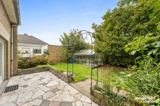 Jouw droomwoning begint hier.<br /><br />Op zoek naar een plek waar je een thuis helemaal naar eigen smaak kunt creëren? Deze vrijstaande woning uit 1967 in het pittoreske Lissewege is het ideale startpunt. Met een solide basis, veel ruimte en een rustige ligging is dit dé kans om jouw woonwensen waar te maken.<br /><br />Ruimte voor het hele gezin<br /><br />Met maar liefst 183 m² bewoonbare oppervlakte, vier slaapkamers en een perceel van 520 m² heb je alle ruimte om te leven, spelen en groeien.<br /><br />Beneden<br />•	Verwelkomende inkomhal met gastentoilet               •Lichte, luchtige leefruimte<br />•	Gesloten keuken                                                           • handige bergingen<br />•	Inpandige garage<br />Boven<br />•	Nachthal                                                                       •Ruimte om een eigen badkamer naar wens in te richten<br />•	Vier slaapkamers<br />Rust en bereikbaarheid in balans<br /><br />Geniet van de kalmte van een rustige woonomgeving, terwijl invalswegen, openbaar vervoer, winkels en diensten vlakbij zijn. Het beste van twee werelden.<br /><br />Een blanco canvas met karakter<br />Dankzij de stevige structuur ligt het potentieel voor het grijpen. Of je nu droomt van een moderne gezinswoning of een warme, karaktervolle thuis: hier bepaal jij het resultaat.<br />Plan snel een bezoek en ontdek wat deze woning voor jou kan betekenen!