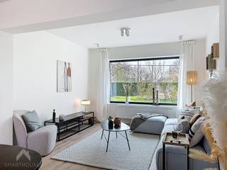 Magnifiek gerenoveerde woning op een mooie locatie bestaande uit een inkomhal met vestiaire en gastentoilet, lichtrijke leefruimte met eet-en...