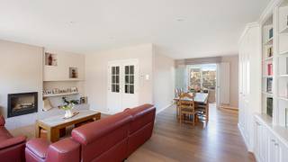 Verzorgde en stevige woning uitstekend gelegen in de Bondgenotenlaan te Heist-aan-Zee, centraal en op wandelafstand van het station, het strand en alle winkels. <br /><br />Een bijzonder groot volume over vier bouwlagen. <br /><br />Op het gelijkvloers een inkomhal met toegang tot een praktische bureauruimte, een wasplaats met douche, extra bergruimte en een handige garage, ideaal voor fietsen en opslag.<br /><br />De eerste verdieping met een brede en zonnige woonkamer met een gevelbreedte van 7 meter. Hier geniet je van een gezellige open haard, parketvloeren en een prachtige op maat gemaakte bibliotheekkast. Aansluitend vind je een aparte, verzorgde keuken en toegang tot een mooi zonneterras.<br /><br />Op de tweede verdieping zijn er 3 volwaardige slaapkamers en een volledig vernieuwde badkamer, uitgerust met zowel een ligbad als een inloopdouche.<br /><br />De derde verdieping biedt nog eens 2 extra slaapkamers en bijkomende bergruimte.<br /><br />Troeven: Mooie ligging, 5 slaapkamers, stevige constructie (volledig beton), garage, terras en tuin. Energielabel B, op de grens met A-label. Zonnepanelen, nieuwe condensatieketel.<br /><br />Bezoeken? Contacteer Willem Cauwels op Tel. 050 89 27 70