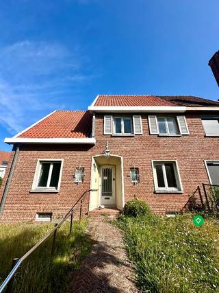 Op een toplocatie in Nieuwpoort, langs een charmante boombeklede laan, vindt u deze authentieke woning met tal van mogelijkheden. Dankzij de...