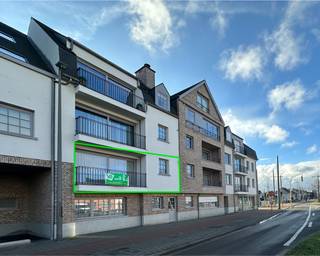 <strong>Mooi 2-slpk appartement in de stijlvolle residentie 't Eyserhof te Wijnegem.</strong><br /><br />Het appartement  is gelegen vlakbij het centrum van Wijnegem.<br />Winkels, scholen, openbaar vervoer en horecazaken bevinden zich op wandelafstand.<br /><br />Het appartement is gelegen op de eerste verdieping met lift en is voorzien van alle hedendaags comfort.<br /><br />We komen binnen via de inkomhal. De open en lichtrijke leefruimte bevindt zich vooraan, samen met de ingerichte open keuken en de wasberging/bijkeuken.<br />Via een grote schuifraam heeft u toegang tot het gezellig terras vooraan.<br /><br />Achteraan het appartement zijn er twee slaapkamers (16,5 m² / 13 m²), een badkamer met inloopdouche en een aparte toiletruimte met handenwasser.<br /><br />Het zuidelijk georiënteerd terras achteraan is toegankelijk via de tweede slaapkamer.<br /><br />Troeven:<br />° Instapklaar en modern appartement<br />° Videofoon<br />° Lift<br />° Gunstige locatie<br />° Garage inbegrepen in huurprijs<br /><br />Heeft u interesse om dit appartement te huren? <br />Stel uzelf snel kandidaat via onze website www.vbvastgoed.be met de groene knop "Ik ben kandidaat".