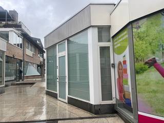 <p>Gelijkvloers appartementswoning gelegen in centrum van Waregem</p>
<p> </p>
<p>Het appartement heeft een eigen inkomdeur.</p>
<p>Het appartement heeft een ruime woonkamer, ingerichte keuken, kleine berging, slaapkamer en badkamer met douche en toilet.</p>
<p> </p>
<p>Troeven</p>
<p>- onmiddellijk vrij</p>
<p>- pal in het centrum</p>
<p>- goed EPC</p>