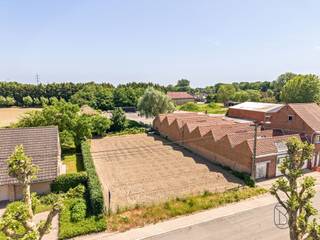 Vous recherchez un terrain à bâtir à Wielsbeke pour y construire la maison de vos rêves ? Alors ce terrain de 721 m², situé dans la paisible rue Heirweg, est une opportunité unique.Ce terrain à bâtir est destiné à une construction ouverte et se trouve dans un environnement agréable, verdoyant et résidentiel où le calme et l'intimité sont au cœur de la vie. Vous bénéficiez en même temps d'un accès facile au centre de Wielsbeke et aux communes environnantes.Grâce à son emplacement idéal, les commerces, les écoles, les transports en commun et les principales voies d'accès se trouvent à proximité. Ce site allie ainsi sans effort la tranquillité de la vie à la campagne à une excellente accessibilité et au confort au quotidien.Le terrain offre de nombreuses possibilités pour construire une maison familiale spacieuse avec jardin, entièrement adaptée à vos souhaits et à vos besoins en matière d'habitat. De plus, il n'y a aucune obligation de construire, ce qui vous laisse la liberté de réaliser votre projet de construction au moment qui vous convient le mieux.Atouts✔ Terrain à bâtir de 721 m²✔ Destiné à une construction non mitoyenne✔ Emplacement calme et verdoyant✔ Aucune obligation de construire✔ Beaucoup d'intimité et de confort de vie✔ Accès rapide au centre-ville et aux axes routiers✔ À proximité des commerces, des écoles et des transports en commun✔ Idéal pour construire la maison de vos rêvesUne opportunité intéressante pour ceux qui recherchent un terrain à bâtir situé au calme à Wielsbeke, offrant de nombreuses possibilités et une excellente accessibilité.Vous souhaitez plus d'informations ou visiter les lieux ? luna@immobeguin.be