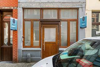 <p>Gelegen in de oudste wijk van Doornik, op een steenworp van de bastions, bestaat dit gemengd gebouw met 3 entiteiten uit het volgende:<br /><br />Op het gelijkvloers: Een grote inkomhal en een mooie kantoorruimte met kitchenette en badkamer.<br /><br />Op de 1e verdieping: Een appartement met woonkamer, keuken, badkamer en één slaapkamer.<br /><br />Op de 2e verdieping: Een duplex met inkomhal, apart toilet, zithoek, half ingerichte keuken, badkamer en twee slaapkamers.<br /><br />In de kelder: Een kelder.<br /><br />TECHNISCH: Individuele tellers voor water/gas/elektriciteit, brandweerverslag in orde, centrale verwarming op gas, houten/PVC-ramen met gedeeltelijk dubbele beglazing, aansluiting op de riolering, duplex verhuurd voor €575/maand, KI €1.561.</p>