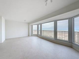 Op de zeedijk te Koksijde vinden we dit recent gerenoveerd appartement met 2 ruime slaapkamers. Het appartement bevindt zich vlakbij zee en de...