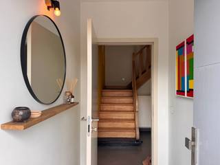 <p>Dit prachtige huis aan de Jan Delvinlaan in Gent biedt tal van mogelijkheden en is uitstekend gelegen nabij het stadscentrum van Gent, openbaar vervoer, winkels, scholen, parken en de aansluiting met de verbindingswegen.<br />De energiezuinige woning werd de voorbije jaren helemaal gerenoveerd en beschikt over een uitstekende EPC score van 200 kWh/m²/jaar - Label B- dankzij de goede isolatie, aanwezigheid van zonnepanelen, nieuwe hoogrendementsketel, enz.<br />Verder is de woning uiterst interessant aangezien het gelijkvloers ook kan ingedeeld worden als kantoorruimte met extra keuken aangezien er een aparte ingang is voorzien.<br />Indeling:<br />GV: Inkomhal, apart gastentoilet, keuken met aanhorigheden, slaapkamer (momenteel ingericht als bureau, tweede ruime slaapkamer voorzien van een aparte ingang, inpandige garage en een grote, droge kelder.<br />1eV: lichtrijke woonkamer met terras, keuken met aanhorigheden, eetplaats.<br />2eV: master bedroom, badkamer met bad en inloopdouche, toilet en wastafel, sauna en een 2<sup>e </sup>zonnig terras.<br /><br />Voor meer info of bezoek: SARA - CENTER OFFICE: 0478 90 27 09.<br /><br />EPC: 200 kwh/m2/jaar - Label B - renovatieverplichting: NEEN.<br />Bruikbare vloeropp: 202 m2 (opgemeten volgens EPC).<br />Asbestattest: Asbestveilig : 0 asbestmaterialen - 1 Beperking - 0 uitsluiting.<br />Stedenbouwkundige info: woongebieden, vergunning uitgereikt, geen rechterlijke herstelmaatregel of bestuurlijke maatregel opgelegd, geen verkavelingsvergunning uitgereikt, geen voorkooprecht.</p>