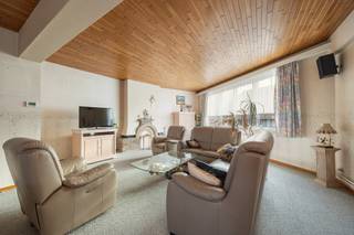 <p><span>Dit appartement is goed gelegen in een buurt die nog steeds in volle ontwikkeling is. Op het einde van de straat begint Park Spoor Noord. </span><span>Park Spoor Noord is een van de populairste plekken van Antwerpen. Het grote park in Antwerpen Noord is een oase om te ontspannen, te sporten of te spelen. Buurtbewoners, sporters en verenigingen maken er intensief gebruik van. </span><span> </span></p><p><span>Dit ruim te renoveren appartement is voor wie het wil aanpassen naar zijn eigen stijl en noden een echte kans.  Ideaal voor een alleenstaande of een koppel die voldoende heeft met één slaapkamer en ruime dressing.  </span></p><p><span>Wens je een tweede slaapkamer, kan er met lichte aanpassing van de dressing een slaapkamer gemaakt worden.</span></p><p><span>Wil je er helemaal tegenaan gaan, kan je de keuken verhuizen naar de ruime living van 60 m² en er een open keuken van maken. Voordeel is dat je de van je oude keuken nog een slaapkamer kan maken.</span></p><p><span>Boven is er naast een zolder nog het grote dakterras van om en bij de 200m² dat gemeenschappelijk is. Hier heb je zicht op de haven, het Havenhuis en de nieuwe woontorens van het Eilandje. </span></p><p><span> </span></p>