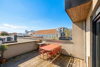 <p><span>GENT CENTRUM - Stijlvol 1 slaapkamer-appartement met hoogwaardige afwerking, ingebouwde kasten en prachtig terras</span></p><p><span> </span></p><p><span>Dit lichtrijke appartement met één slaapkamer is gelegen op de tweede verdieping van een kleinschalige residentie in de gegeerde Sint-Pietersnieuwstraat, midden in de Gentse Binnenstad.</span></p><p><span>De residentie werd in 2016 volledig gerenoveerd, waarbij ingezet werd op energiezuinige technieken en een kwalitatieve afwerking. Dankzij de centrale ligging, het hedendaags comfort en de duurzame materialen biedt dit appartement een toekomstgerichte woonopportuniteit, zowel voor eigen bewoning als voor wie op zoek is naar een interessante investering.</span></p><p><span> </span></p><p><span>De belangrijkste troeven in een notendop: </span></p><ul><li><span>Luxueuze uitstraling</span></li><li><span>Op wandelafstand van openbaar vervoer, studentencampussen, winkels en horeca</span></li><li><span>Volledig voorzien van inbouwkasten (vestiaire, dressing en berging)</span></li><li><span>Kwalitatieve materialen</span></li><li><span>Zonnig west-georiënteerd terras</span></li><li><span>EPC Label A, asbestveilig en conforme elektriciteit</span></li></ul><p><span> </span></p><p><span> </span></p><p><span>Indeling: Inkomhal met ingebouwde vestiaire, wasberging, apart toilet, lichtrijke leefruimte met open keuken voorzien van inbouwtoestellen en tegelvloer, aangename zithoek en eetkamer, nachthal met toegang tot het ruime terras, slaapkamer met ingebouwde dressingkasten, stijlvolle badkamer uitgerust met een lavabomeubel en ligbad met douche. Het appartement geniet daarnaast van energiezuinige technieken, individuele tellers en een voordelig EPC Label.</span></p><p><span> </span></p><p><span> </span></p><p><span> </span></p><p><span>Belangrijk: </span></p><p><span>Richtprijs: 399.000 EUR</span></p><p><span>EPC: 88 kWh/m² jaar (UC: 20260616-0003895070-RES-1)</span></p><p><span>Geen renovatieverplichting</span></p><p><span> </span></p><p><span>Benieuwd? Contacteer Axel Lenaerts makelaars voor meer info of een bezoek via <span>Laurens@axellenaerts.be</span></span><span> of 09 245 24 24</span></p><p><span> </span></p>