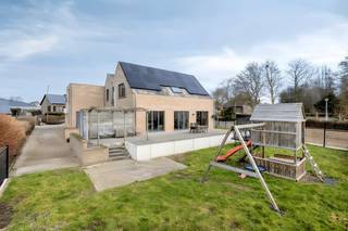 Woning met mogelijkheden voor een praktijk. Dit instapklare pand in open bebouwing combineert een privé-woning met een praktijkruimte voor een...