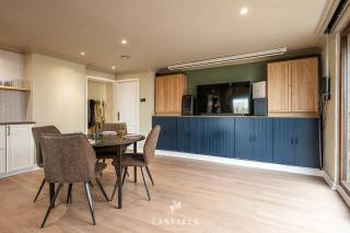 <br />Deze gerenoveerde open bebouwing (2024) combineert comfort, energiezuinigheid en een rustige ligging met open zicht op het achterliggende landschap.<br /><br />De woning is traditioneel opgebouwd in massieve steen, waarbij de gevel recent werd voorzien van buitenisolatie en een onderhoudsvriendelijke houten gevelbekleding als esthetische afwerking.<br /><br />De woning beschikt over een lichtrijke leefruimte, een praktische indeling en in totaal 3 slaapkamers, allen gelegen op de bovenverdieping. De badkamer op de benedenverdieping is uitgerust met een ruime inloopdouche, toilet en voorziet bovendien nog de aansluiting en ruimte voor het plaatsen van een bad. Verder is er een wasruimte, momenteel gecombineerd met een tweede toilet.<br /><br />Extra bergruimte is voorzien via een kelder en een zolder dat toegankelijk is via een luik.<br /><br />Buiten geniet u van een aangename tuin met vrij uitzicht op groen. Daarnaast zijn er nog een losstaande garage (26 m²), een tuinhuis en een apart bijgebouw, ideaal als hobbyruimte, werkplek of extra opslag.<br /><br />De ligging is een absolute troef:<br />op wandelafstand van openbaar vervoer, op slechts 10 km van het station van Eeklo en met een vlotte verbinding naar de E34/N49 richting Gent en Antwerpen. Winkels, scholen,dokter, apotheek en andere voorzieningen bevinden zich in de nabije omgeving.<br /><br />Ook op energetisch vlak scoort deze woning uitstekend met een EPC B (127 kWh/m²), conforme elektriciteit, ventilatiesysteem D, vloerverwarming, een hoogrendement gasketel, en isolatie van vloer, muren en dak. Bovendien is de woning voorzien van driedubbele, geluidsisolerende beglazing.<br /><br />Kortom, de ideale woning voor wie op zoek is naar een instapklare, energiezuinige thuis op een rustige en toch centrale locatie, perfect voor gezinnen, koppels of als investering.<br /><br />Interesse? Contacteer mij voor een bezoek!