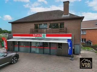 <p><strong>Over dit unieke pand</strong><br />Welkom op de Hasseltsteenweg 347 in Sint-Truiden: een eigendom dat alle <strong>voordelen van een huis</strong><br />combineert met het <strong>comfort van een appartement.</strong> Omdat dit het <strong>enige appartement in het gebouw </strong>is<br />(gelegen op de eerste verdieping boven de lokale superette "Spar"), geniet u hier van een ongeëvenaarde<br />privacy: <strong>geen buren in het gebouw</strong> en <strong>geen lawaai van boven of onder</strong>. Met een <strong>royale bruto bewoonbare</strong><br /><strong>oppervlakte van 170 m2</strong>, twee terrassen (samen 24,8 m2), een enorme zolderverdieping én een private kelder<br />van 14 m2 komt u hier werkelijk geen enkele vierkante meter ruimte tekort.  Het appartement is in principe instapklaar. Met een grondige opfrisbeurt maak je er helemaal je eigen thuis van. Voor een eerste indruk maakten we een 3-D presentatie.  Klik op de link en bekijk de woning alsof je er zelf in rond loopt: https://vt.plushglobalmedia.com/tour/TT1ADIYIK4 </p><p><strong>Indeling &amp; Comfort</strong><br />U betreedt de woning via uw eigen private ingang op het<br />gelijkvloers met een ruime inkomhal en trappenhuis. Op de<br />eerste verdieping verwelkomt een grote inkomhal<br />met veel daglicht u in de leefruimtes:<br />Leefruimte (55 m2): Een indrukwekkend lichte ruimte<br />met gezellige haard, eetplaats en directe toegang tot<br />beide terrassen.<br />Keuken (15 m2): Volledig voorzien van inbouwtoestellen, met<br />aansluitend een handige berging/wasplaats.<br />Extra bureau/berging: Direct aansluitend aan de<br />leefruimte, ideaal als home-office.<br />Nachtthal: Verleent toegang tot de badkamer en 3<br />volwaardige slaapkamers (18,4 m2, 14 m2 en 10 m2).</p><p>Badkamer: Voorzien van een enkele wastafel, douche<br />en toilet, plus nog een apart gastentoilet in de hal.</p><p><strong>Troeven &amp; Extra's</strong></p><ul><li><span>Buitengewoon Ruim &amp; Vrijstaand Wonen</span></li><li><span>Geen bovenburen of onderburen in gebouw</span></li><li><span>Uniek appartement van maar liefst 170 m2 bruto met 2 grote terrassen en privéparking</span></li><li><span>Maximale privacy: Enige appartement in het gebouw.</span></li><li><span>Buitenruimte: 2 terrassen (16,8 m2 achteraan, 8 m2 vooraan).</span></li><li><span>Parkeren: 2 parkeerplaatsen op het terrein.</span></li><li><span>Extra bergruimte: Volledig begaanbare zolderruimte en private kelder (14 m2).</span></li><li><span>Technisch in orde: AREI- goedgekeurde elektriciteit.</span></li><li><span>Recente gasketel + boiler,</span></li><li><span>Wellicht asbestveilig.</span></li><li><span>Lage kosten: Minimale gemeenschappelijke kosten.</span></li></ul><p><br /> </p><p><strong>Bevalt deze woning je? Neem dan vrijblijvend contact op met Marie-Paule voor meer info of om een bezichtiging in te plannen : 0476/959 958</strong><br /> </p><p><br /> </p>