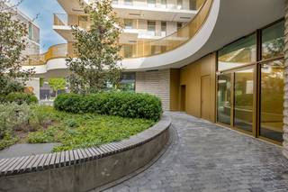 Deze instapklare studio te koop, gelegen in de Regatta wijk op Linkeroever, heeft alles wat u nodig heeft. Dankzij de topligging is er een vlotte bereikbaarheid van en naar de stad. Dit heeft het appartement te danken aan de nabijheid van openbaar vervoer en invalswegen. De studio werd met zorg en smaak afgewerkt, wat meteen zorgt voor een aangename en moderne uitstraling. De ruimte bestaat uit een lichtrijke leef- en slaapruimte, een praktische badkamer uitgerust met lavabo, douche, toilet en aansluiting voor een wasmachine. De studio wordt bovendien aangeboden met de mogelijkheid om roerende goederen over te nemen, wat het geheel extra interessant maakt voor wie meteen wil intrekken of verhuren. Het gebouw zelf biedt tal van faciliteiten, waaronder een fitnessruimte, wasserette, polyvalente ruimte en een fietsenberging. Dankzij het gunstig EPC-label A en de zeer lage gemeenschappelijke kosten is dit niet alleen een comfortabele, maar ook een energiezuinige en budgetvriendelijke keuze. Troeven: - EPC A - Instapklaar - Oostgericht terras - Lage gemeenschappelijke kosten - Ideaal als investering De studio wordt te koop aangeboden voor een prijs van €199.000. Heb jij interesse in deze studio? Aarzel dan niet om ons te contacteren bij vragen of om een bezoek in te plannen. Bent u geïnteresseerd in een appartement of woning te koop in Antwerpen? Aarzel dan niet om ons te contacteren. Had u graag uw eigen eigendom te koop aangeboden contacteer ons dan voor een vrijblijvende schatting, telefonisch op het nummer 03/206.76.76 of per mail naar antwerpen@dewaele.com. Ook voor alle andere vragen omtrent vastgoed, kopen of verkopen kan u steeds bij ons terecht! Bestuursmaatregelen in het maatregelenregister: nee