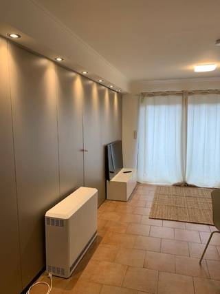 <p>TE KOOP: instapklaar gelijkvloers appartement met privéterras in Genk</p><p>Dit praktisch, gezellig en instapklare appartement van 41m² is gelegen in Nieuwe Kempen 51, 3600 Genk.</p><p>Het appartement beschikt over een aangename leefruimte met plaats voor een zithoek en eettafel. Aansluitend bevindt zich de ingerichte keuken, uitgerust met een koelkast, oven, microgolf, kookplaat en veel opbergruimte.</p><p>Verder is er een aparte slaapkamer en een verzorgde badkamer met douche, toilet en lavabo. Er is ook voldoende plaats voor een wasmachine en droogkast.</p><p>Een extra pluspunt is het privéterras, waar je gezellig buiten kunt zitten. Bij het appartement hoort ook een aparte kelderberging, deze is inbegrepen in de verkoopprijs. Ideaal voor het opbergen van extra spullen, zodat je de beschikbare ruimte in het appartement optimaal kunt benutten.</p><p>Enkele troeven:<br />- gelijkvloers<br />- instapklaar en goed onderhouden<br />- aparte slaapkamer<br />- pas gerenoveerde keuken<br />- aparte kelderberging</p><p>Contacteer mij gerust bij interesse of indien u extra informatie wenst. Een bezichtiging is uiteraard ook mogelijk!</p>